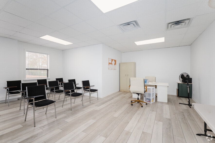 More Photos Of 340-390 Saskatoon St, London Showroom For Lease
