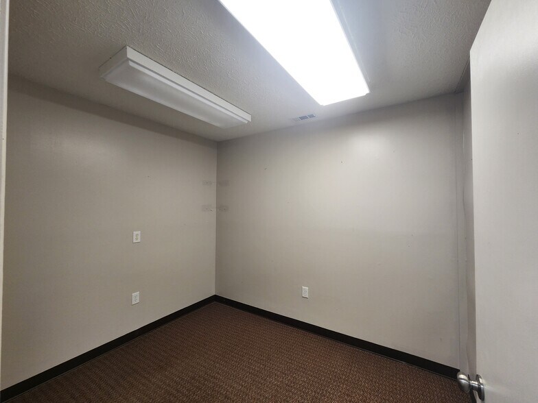 More Photos Of 707 Widewater Dr, Lafayette Warehouse For Lease