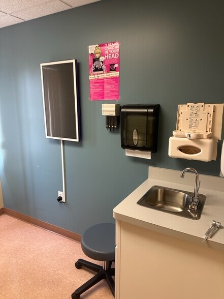 More Photos Of 8392 Holly Rd, Grand Blanc Office For Sale