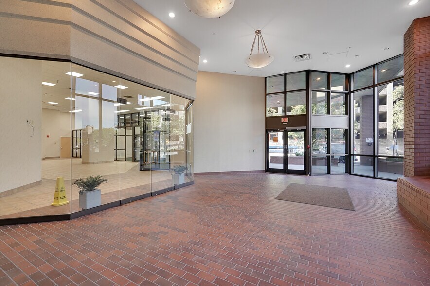 More Photos Of 515 W Market St, Louisville Office For Lease