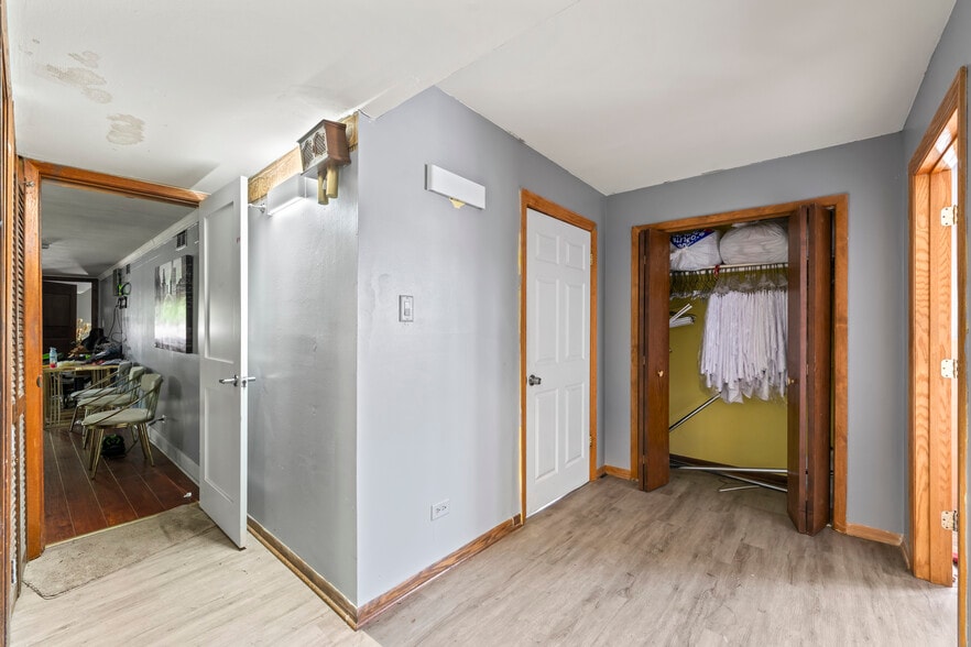 More Photos Of 10140 S Roberts Rd, Palos Hills Bar For Sale