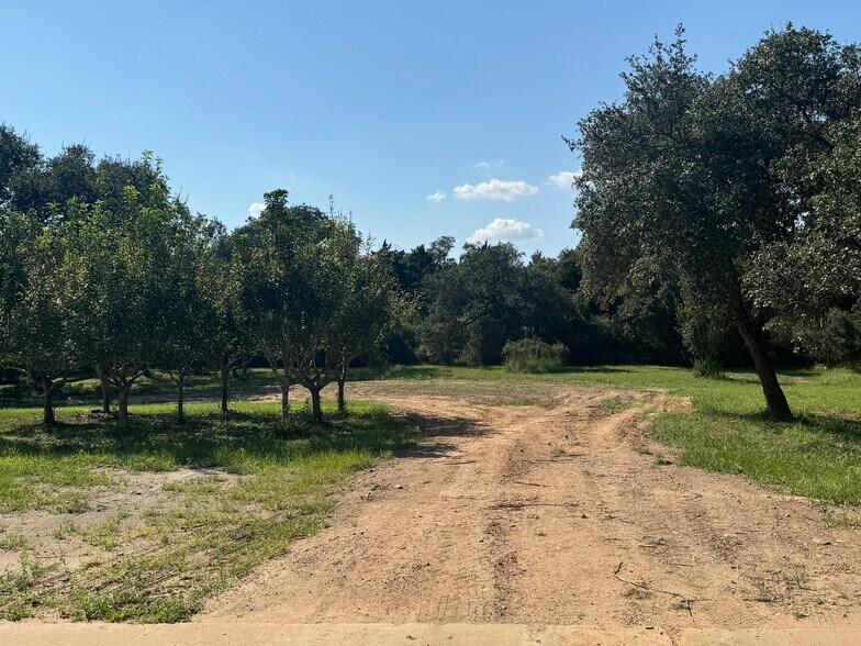 More Photos Of 736 Garcitas Creek Rd, Inez Warehouse For Lease