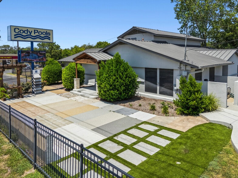 Primary Photo Of 2300 W Parmer Ln, Austin Freestanding For Sale