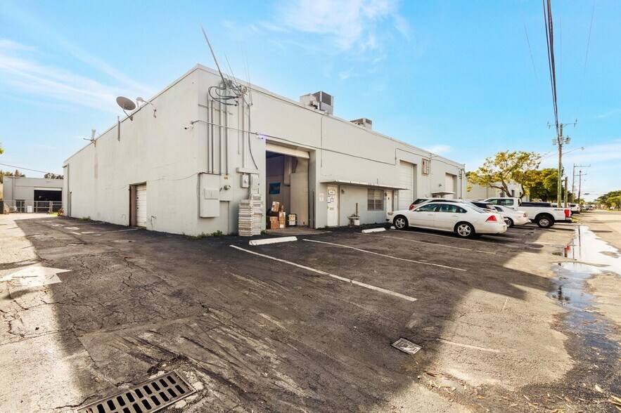 More Photos Of 960-964 NW 53rd St, Fort Lauderdale Warehouse For Lease