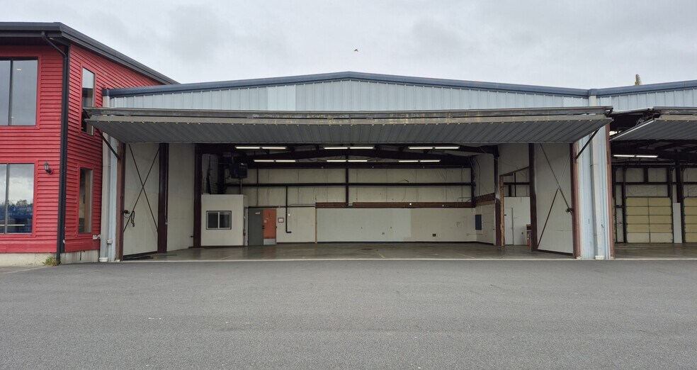 More Photos Of 15426 Airport Dr, Burlington Airplane Hangar For Lease