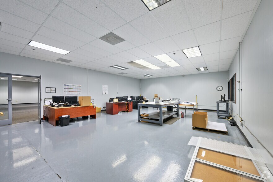 More Photos Of 2150 S Parco Ave, Ontario Manufacturing For Lease