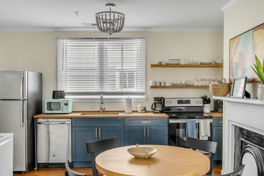 More Photos Of 140 Spring St, Charleston Hospitality For Sale