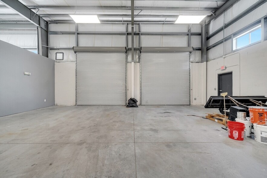 More Photos Of 560 Barry St, Orlando Warehouse For Sale