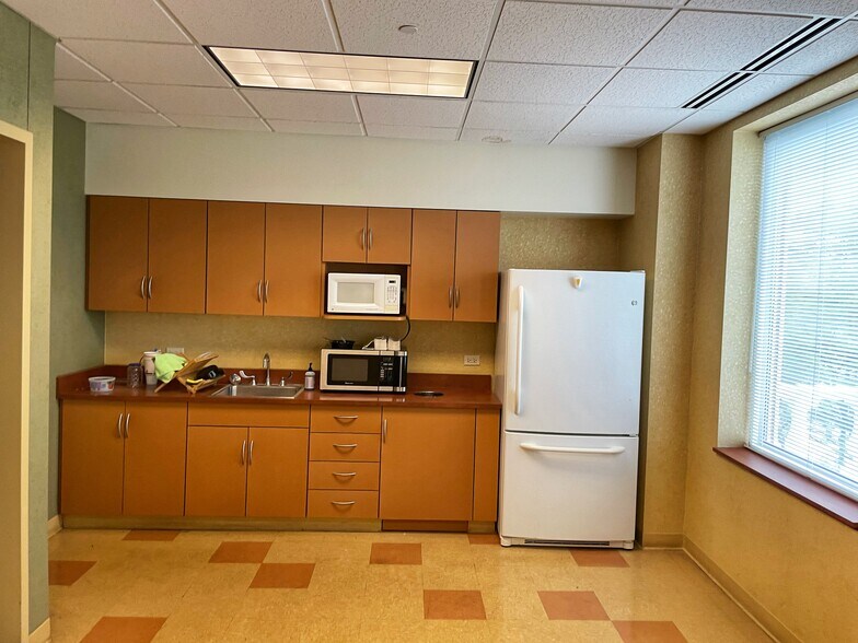 More Photos Of 8930 Waukegan Rd, Morton Grove Office For Lease