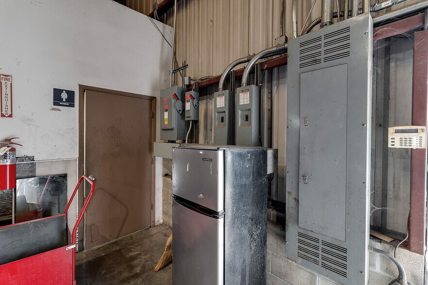 More Photos Of 2005 60th Pl E, Bradenton Industrial For Sale