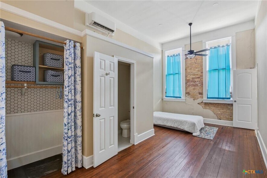 More Photos Of 207 W Grand Ave, Yoakum Flex For Sale