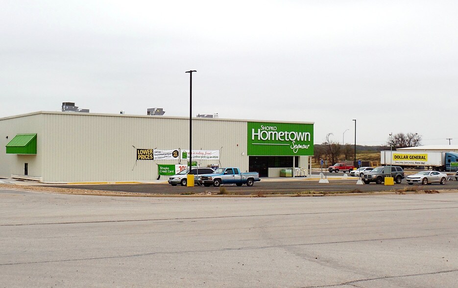 More Photos Of 711 S Main St, Seymour Freestanding For Sale