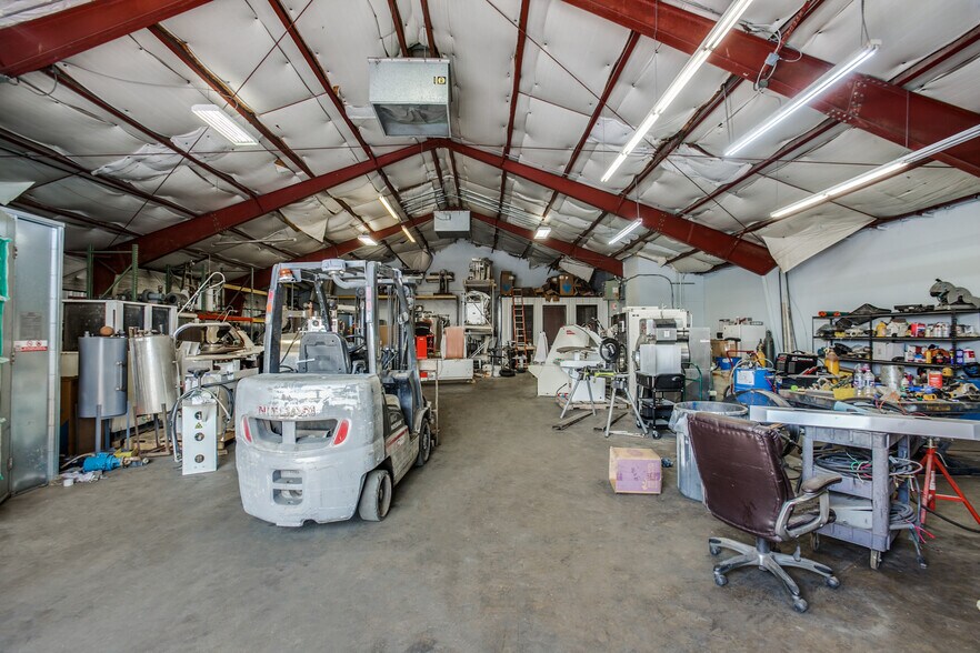 More Photos Of 1824 N 1st St, Garland Warehouse For Lease