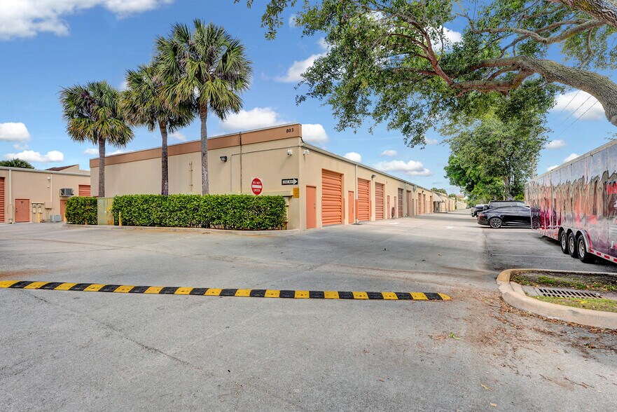 More Photos Of 803 Maplewood Dr, Jupiter Warehouse For Sale