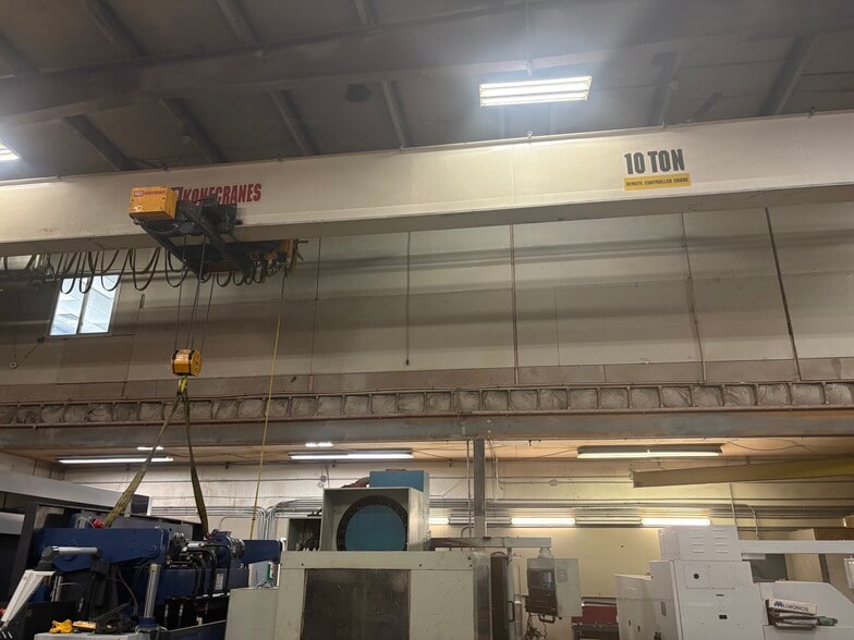 More Photos Of 4106-4112 S Commerce Dr, Murray Light Manufacturing For Lease