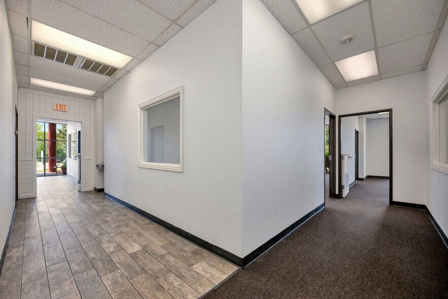More Photos Of 132 El Chico Trl, Willow Park Medical For Lease
