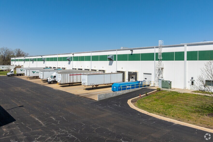 More Photos Of 2552 S 98th St, Edwardsville Distribution For Lease