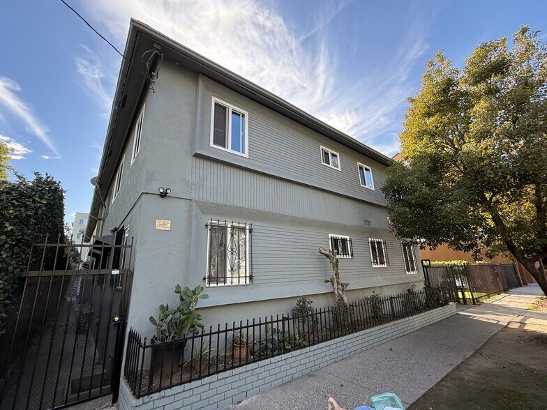 More Photos Of 5440 Harold Way, Los Angeles Apartments For Sale