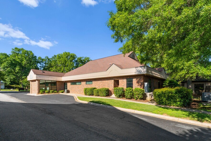 More Photos Of 642 Carpenter Ave, Mooresville Medical For Sale