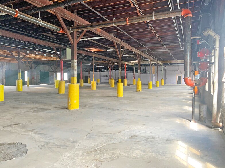 More Photos Of 6028 Navigation Blvd, Houston Warehouse For Sale