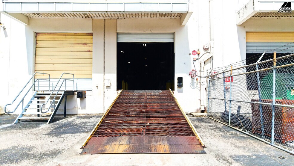 More Photos Of 1361-1363 NW 155th Dr, Miami Warehouse For Lease