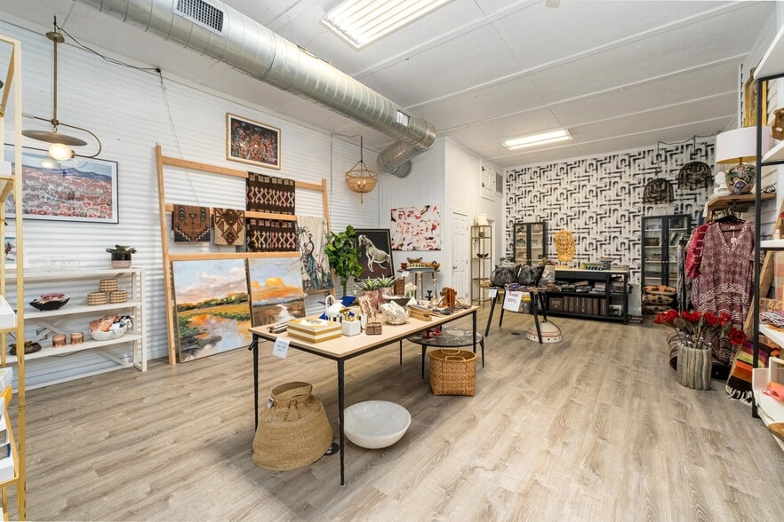 More Photos Of 330 W Mercer St, Dripping Springs Freestanding For Lease