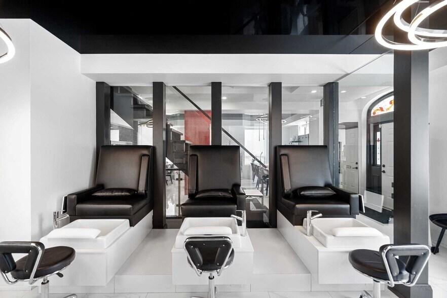 More Photos Of 62 Queen St S, Mississauga Freestanding For Lease