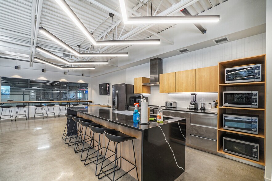 More Photos Of 2351 Boul Fernand-Lafontaine, Longueuil Manufacturing For Sale