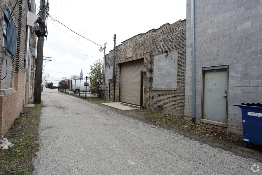 More Photos Of 2034 W Walnut St, Chicago Warehouse For Lease