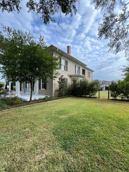 More Photos Of 313 E Charnwood St, Tyler Office For Lease