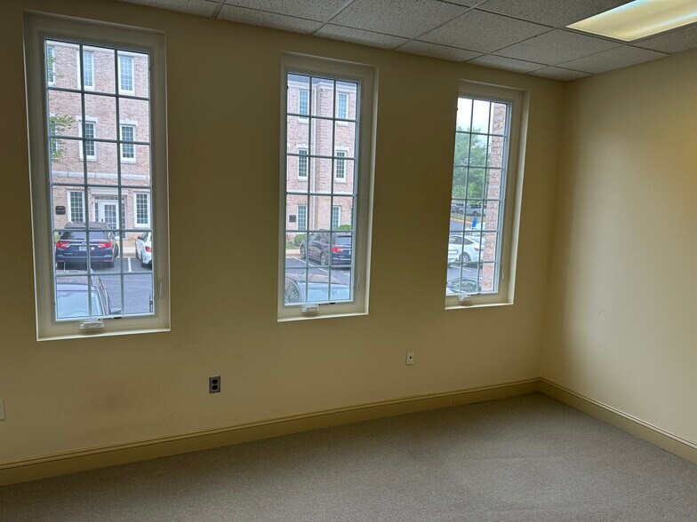 More Photos Of 3923 Blenheim Blvd, Fairfax Medical For Sale