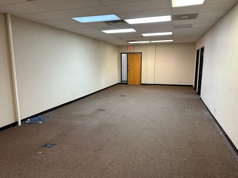 More Photos Of 5450 Wansford Way, Rockford Office For Sale