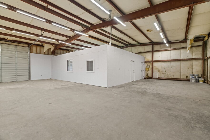 More Photos Of 10063 US-72, Rogersville Warehouse For Lease