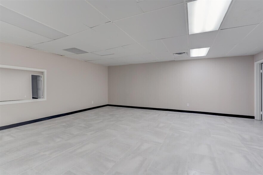 More Photos Of 1301-1309 Sandy Ln, Baytown General Retail For Sale