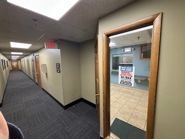 More Photos Of 511-515 Thornhill Dr, Carol Stream Unknown For Lease