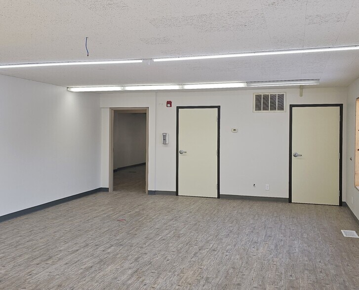 More Photos Of 524 Willow Dr, Alexandria Office For Lease
