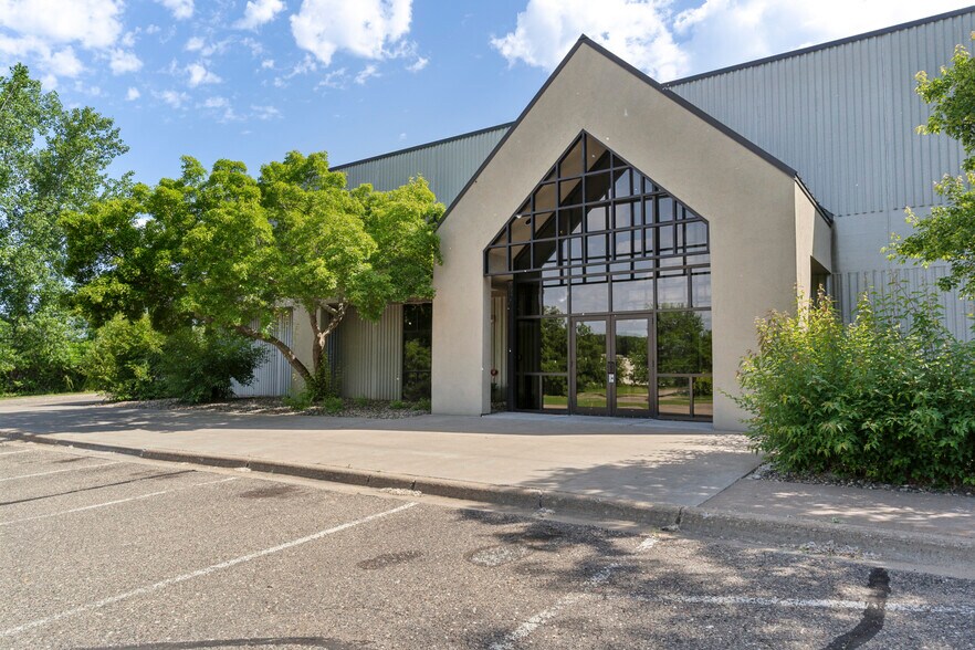 More Photos Of 405 Commerce Ct, Vadnais Heights Manufacturing For Sale