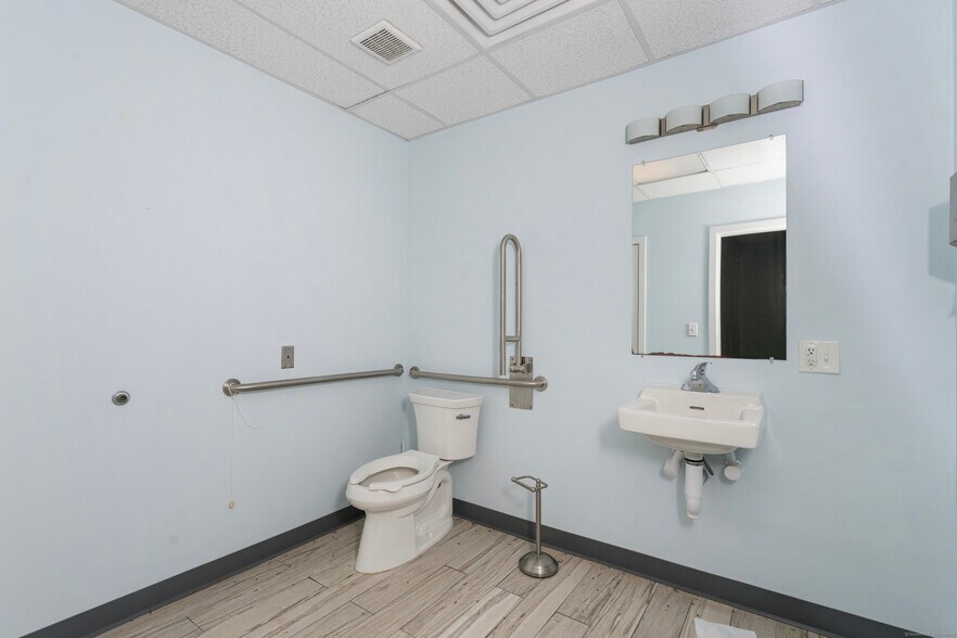 More Photos Of 345 New London Tpke, Glastonbury Unknown For Lease