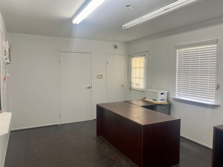 More Photos Of 424 Grand Ave, Bacliff Office For Sale