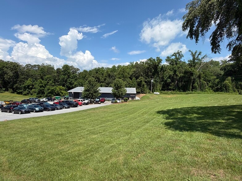 More Photos Of 149 Twin Springs Rd, Hendersonville Warehouse For Lease