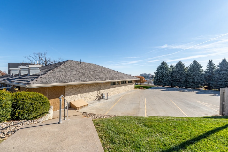 More Photos Of 8900 W Dodge Rd, Omaha Medical For Lease