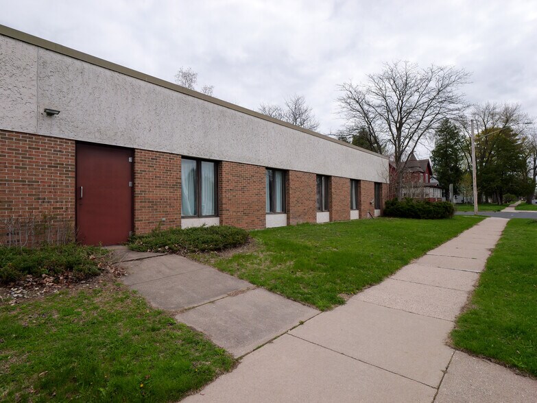 More Photos Of 165 S Chet Krause Dr, Iola Apartments For Sale
