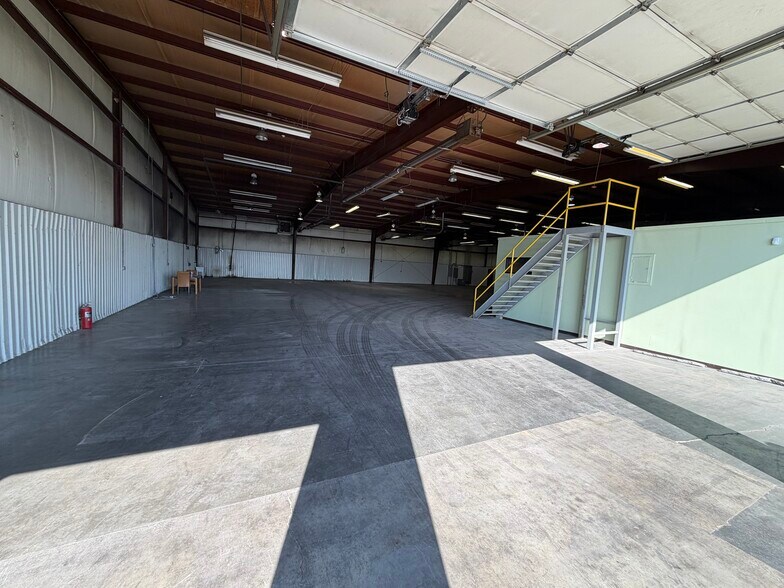 More Photos Of 111 Capital Ct, Nicholasville Warehouse For Lease