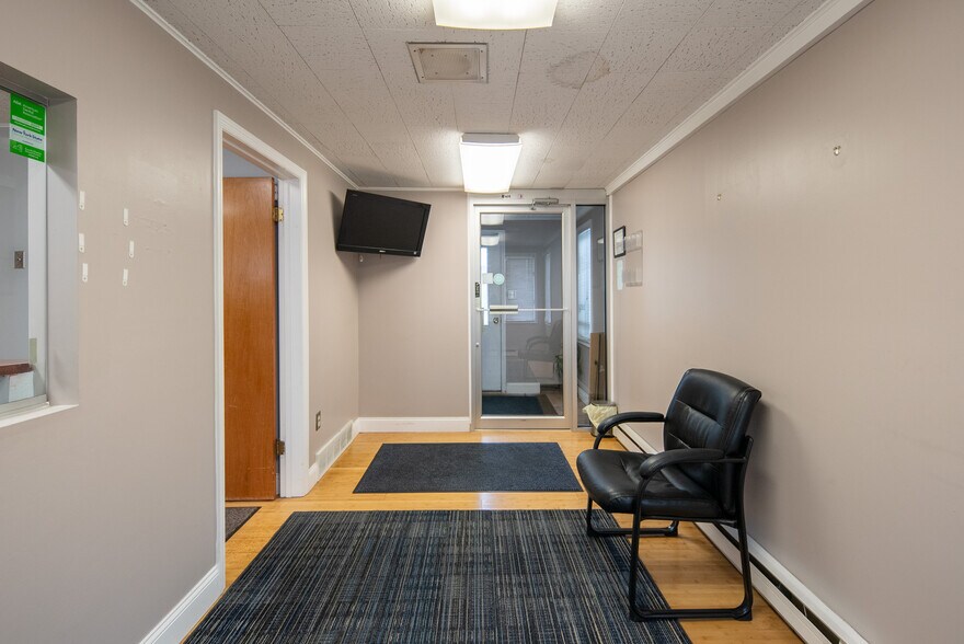 More Photos Of 1221 Altamont Ave, Schenectady Office For Sale