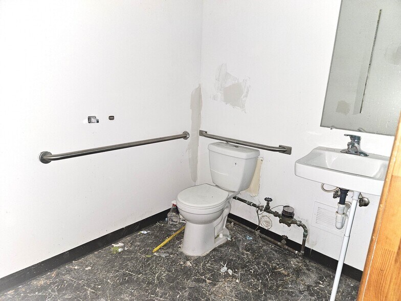 More Photos Of 1344-1358 E Bristol Rd, Burton Freestanding For Lease