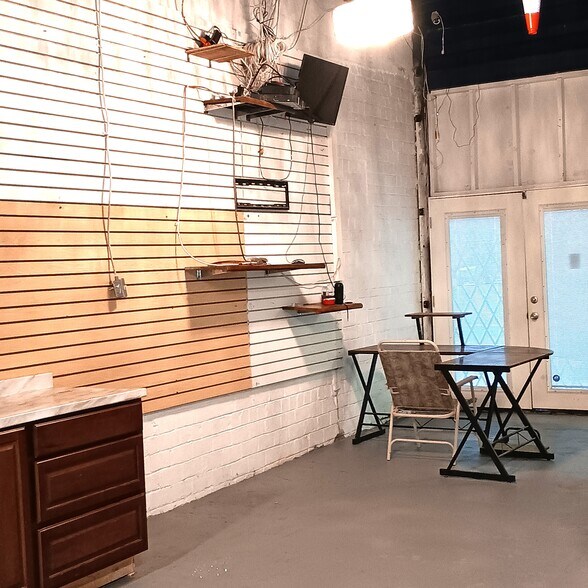 More Photos Of 4557 Dr Martin Luther King Dr, Saint Louis Light Manufacturing For Sale