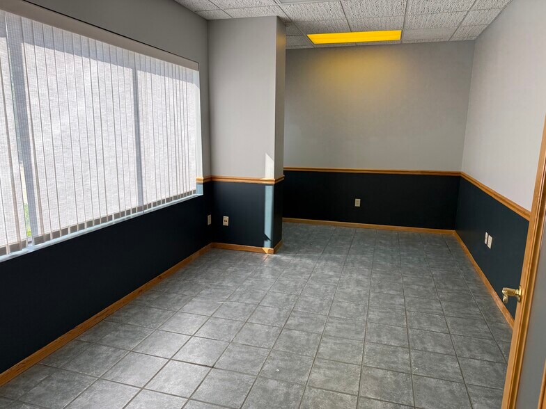 More Photos Of 2045 Grand Ave, West Des Moines Office For Lease