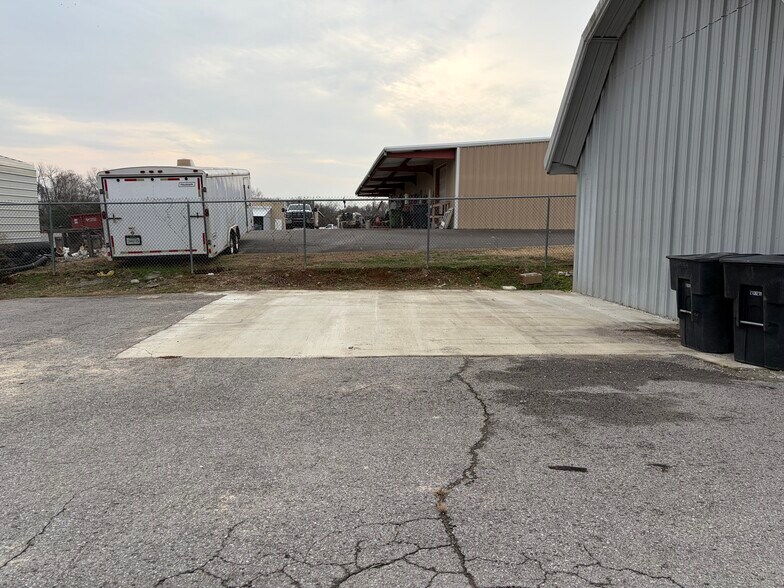 More Photos Of 1354 W College St, Murfreesboro Flex For Lease