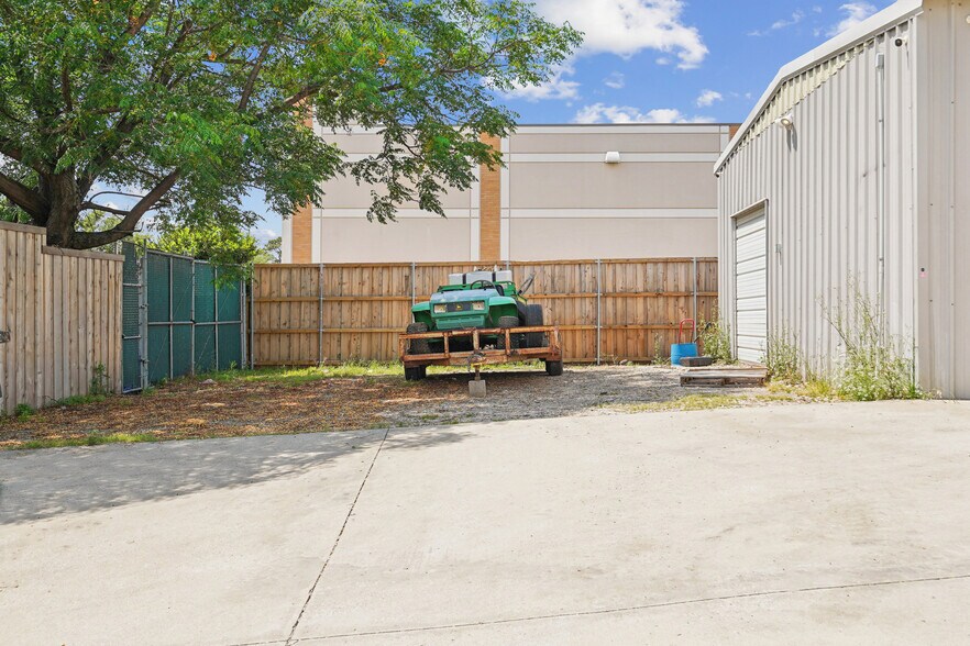 More Photos Of 2423 Hinton Dr, Irving Warehouse For Lease