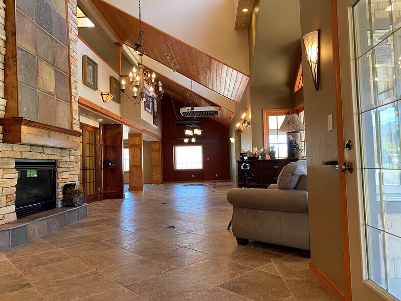 More Photos Of 173 Frontage Rd, South Fork Freestanding For Lease